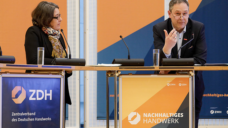 Abschluss-Talk der Veranstaltung, v.l.n.r.:  Stephanie Wilpert (Referatsleiterin VIIA2 Bundesministerium für Wirtschaft und Klimaschutz) und Karl-Sebastian Schulte (Geschäftsführer Zentralverband des Deutschen Handwerks)
