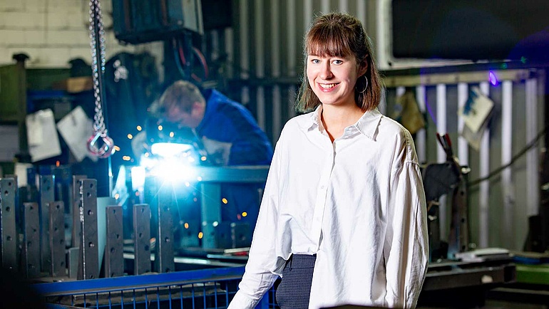 Die angehende Geschäftsführerin Johanna Börgel steht in der Werkstatt ihres Metallbauunternehmens Laumann GmbH & Co. KG.