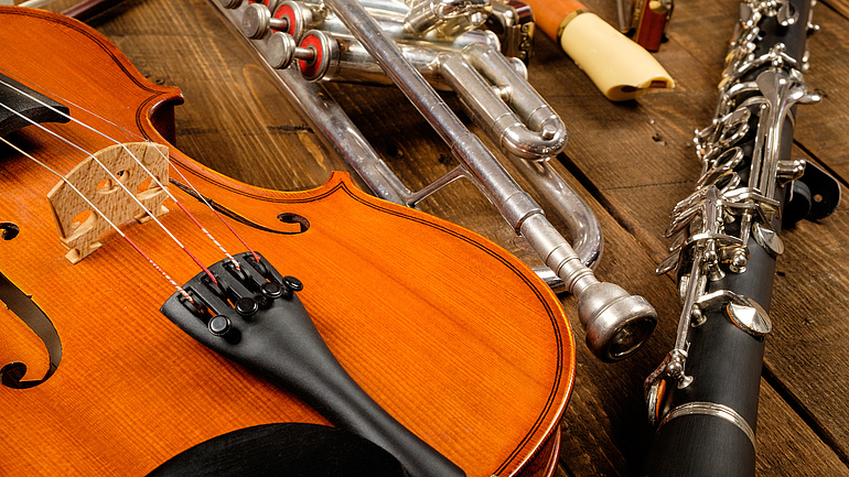 Musikinstrumente auf einem Holzboden.