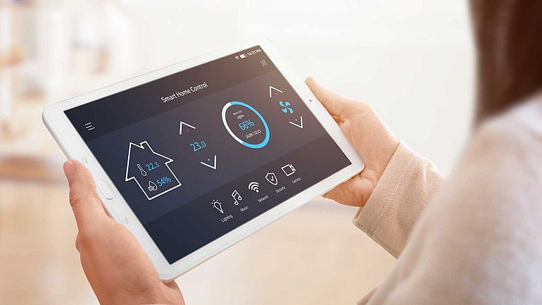 Nahaufnahme eines Tablets, das zur Steuerung von Smart Hom-Geräten genutzt wird.
