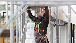 Ein Gerüstbauer bei der Arbeit.