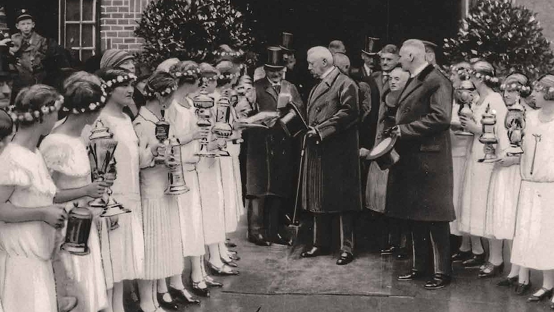 Reichspraesident von Hindenburg begrüßt Mädchen in weißen Kleidern