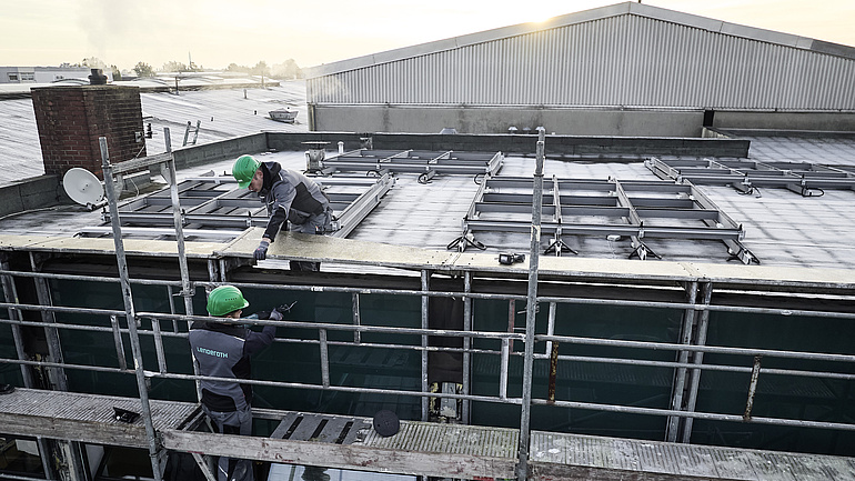 zwei Männer bauen ein Gerüst