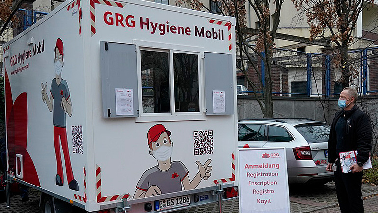 Blick auf den Wartebereich des GRG Hygiene Mobils.