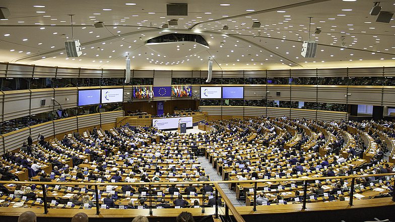 Blick von der Besuchertribüne in den Plenarsaal des Europäischen Parlaments
