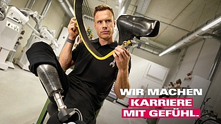 Markus Rehm hält Prothese in der Hand