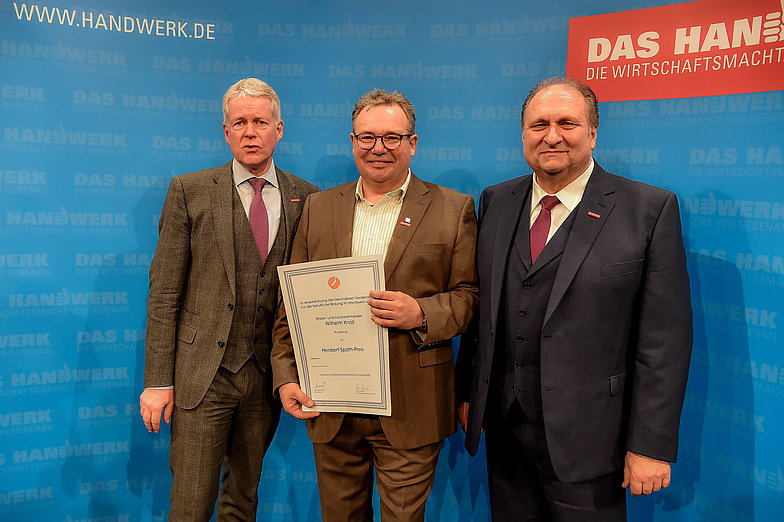Wilhelm Knoll, Geschäftsführer der malerknoll GmbH & Co. KG aus Kaufering bei München, ist mit dem „Heribert-Späth-Preis für besondere Ausbildungsleistungen im Handwerk“ 2019 ausgezeichnet worden.