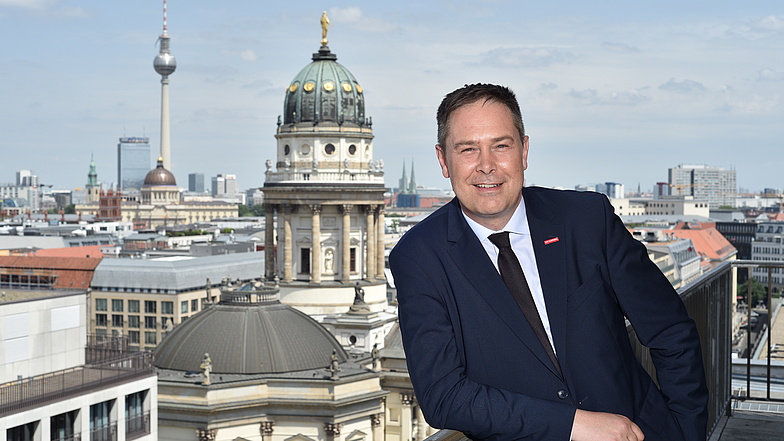 Geschäftsführer Karl-Sebastian Schulte auf der Dachterasse im Haus des Deutschen Handwerks in Berlin 