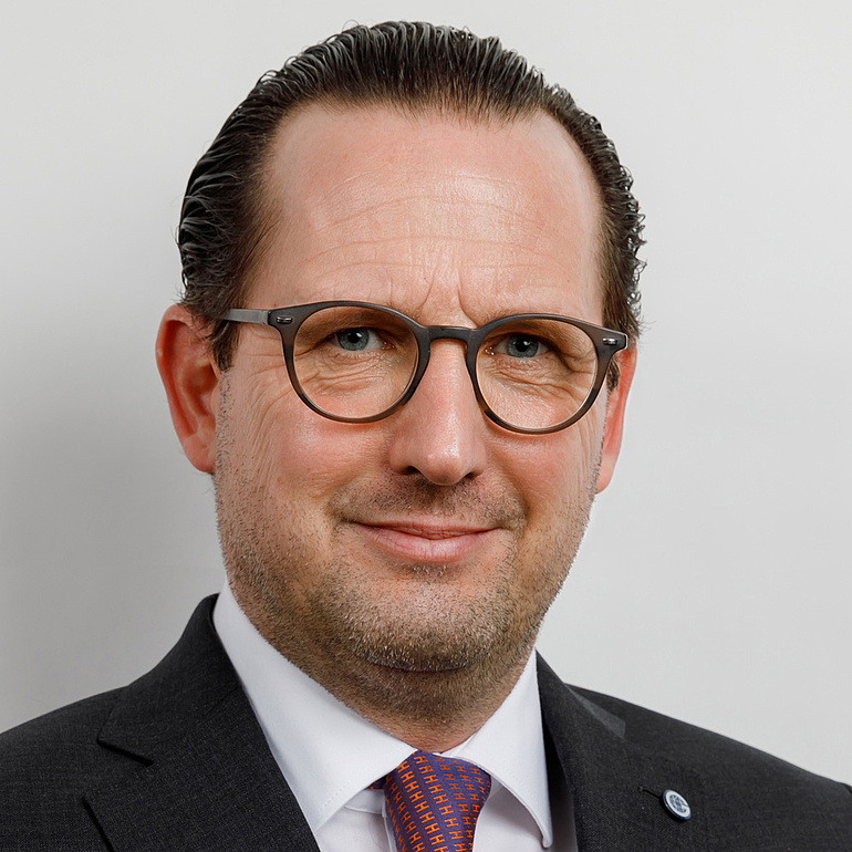 Portraitfoto von Bundesinnungsmeister und Präsident des Bundesverbands Gerüstbau, Marcus Nachbauer.