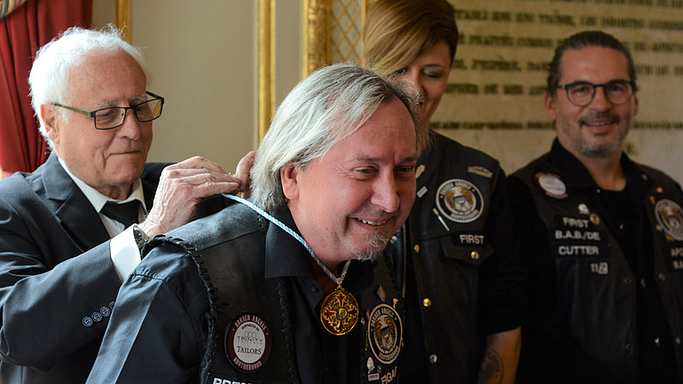 2019 erhielt e Claus Niedermaier in Paris den „Grand Prix Humanitaire de France“
