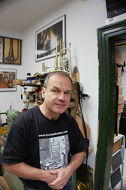 Michael Münkwitz sitzt in seiner Instrumenten-Werkstatt