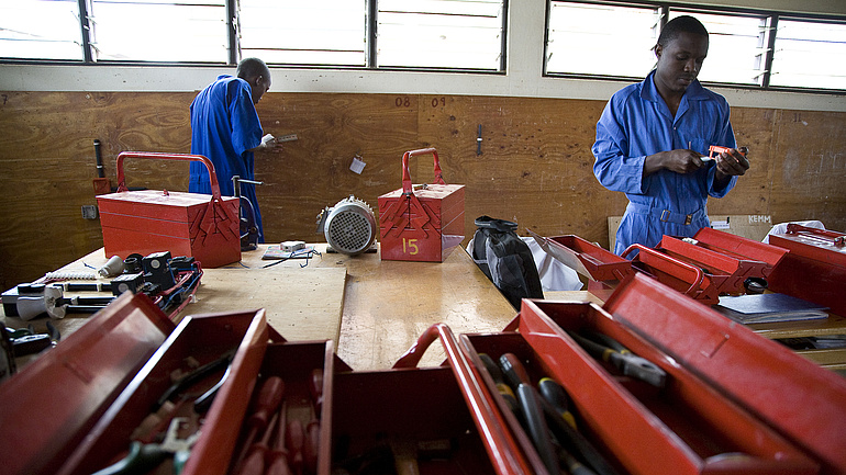 Ruandische Nachwuchskräfte werden in einer Werkhalle geschult.