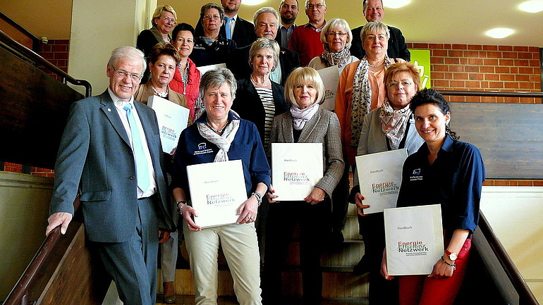 Die Essener Unternehmerfrauen mit deren 1. Vorsitzenden Waltraut Schöne und dem Vorstandvorsitzenden der Energiegenossenschaft Rhein-Ruhr e.G. Gerfried Bohlen.