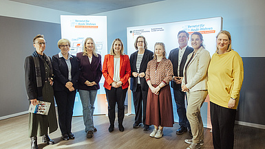 Gruppenfoto vom Bundesberatungsnetzwerks Azubiwohnen mit Ministerin Verena Hubertz