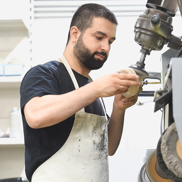 Portraitaufnahme von Volkan Midik bei der Arbeit. 