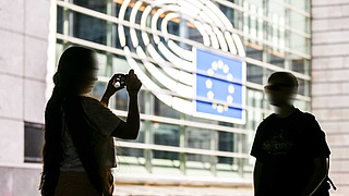 Menschen machen Fotos vor dem EU-Parlament in Brüssel