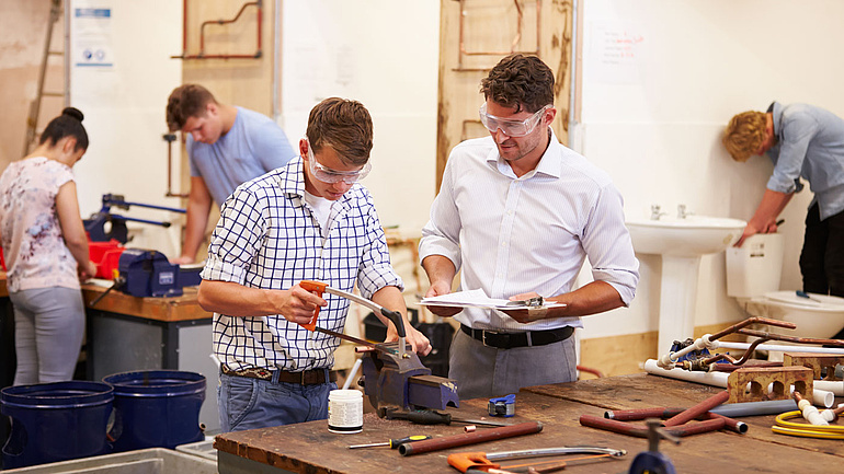 Ausbilder und Schüler bei der Installateur-Ausbildung.