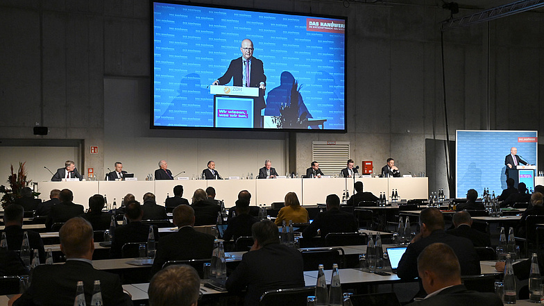 FDP-Präsidiumsmitglied Michael Theurer auf dem Podium des ZDH-Forums im November 2021.