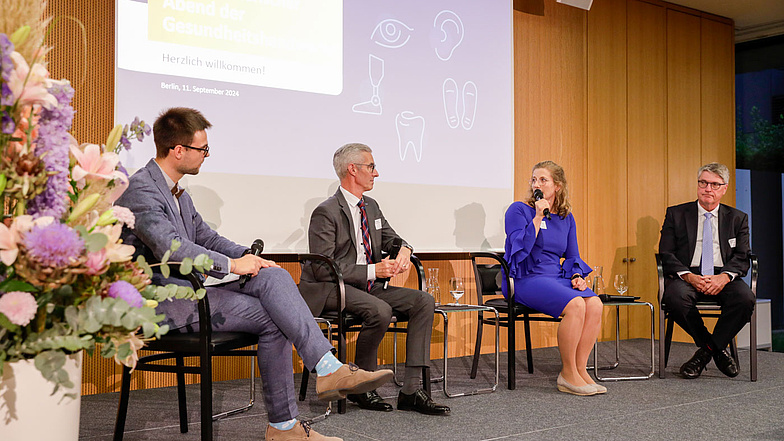 v.l.n.r.: Markus Schäfer (Referatsleiter Gesundheitshandwerke, ZDH), Eberhard Schmidt (Präsident, biha), Kristine Lütke MdB (Obfrau im Gesundheitsausschuss, FDP-Bundestagsfraktion), Dominik Kruchen (Präsident, VDZI) beim Parl. Abend der Gesundheitshandwerke 2024