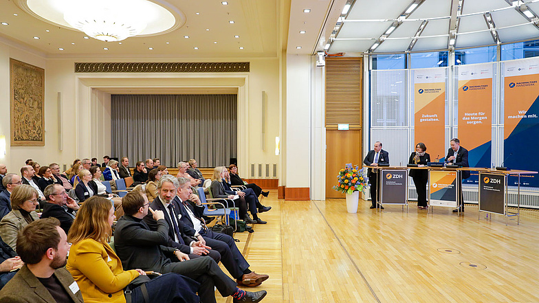 Abschluss-Talk der Veranstaltung, v.l.n.r.:  Dr. Constantin Terton (Bereichsleiter Wirtschaftspolitik, Zentralverband des Deutschen Handwerks), Stephanie Wilpert (Referatsleiterin VIIA2 Bundesministerium für Wirtschaft und Klimaschutz), Karl-Sebastian Schulte (Geschäftsführer Zentralverband des Deutschen Handwerks)