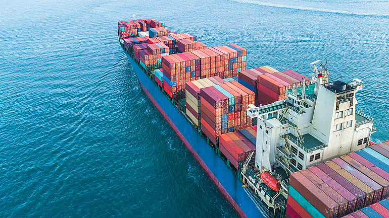Beladenes Containerschiff auf dem Meer