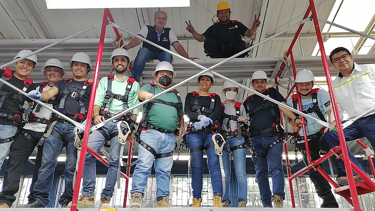 Nachwuchskräfte aus Guatemala im Bau auf einem Gerüst