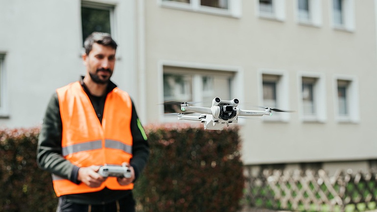 Wer eine Drohne in die Luft bringt, trägt eine Warnweste "Drohenpilot"