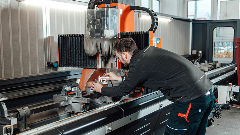 Produktionsleiter Markus Dier bei der Verarbeitung von Rollläden. 