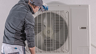 Techniker bei der Wartung einer Wärmepumpe.
