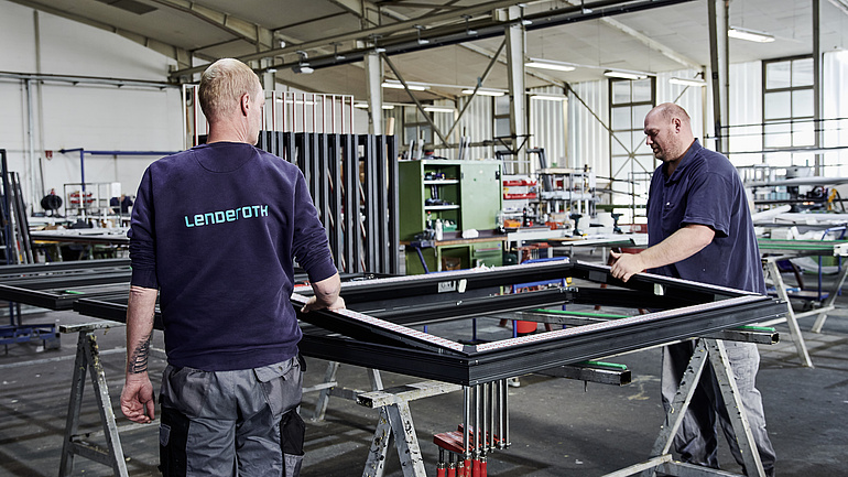 Zwei Mitarbeiter im der Werkhalle