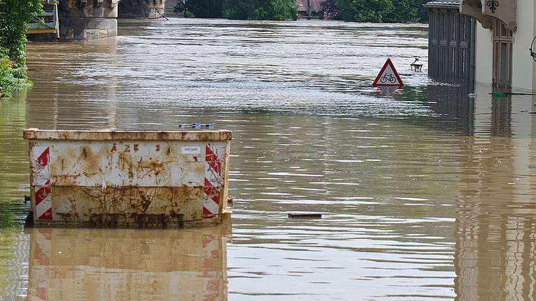 Hochwasser in einer Innenstadt.