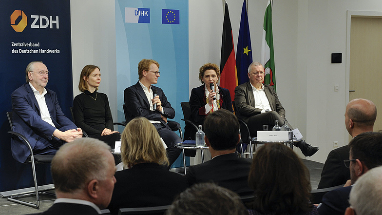 Podiumsdiskussion mit den MdEPs Bernd Lange (SPD), Anna Cavazzini (Grüne), Moderator Moritz Koch (Handelsblatt), Nicola Beer (FDP) und Markus Ferber (CSU)