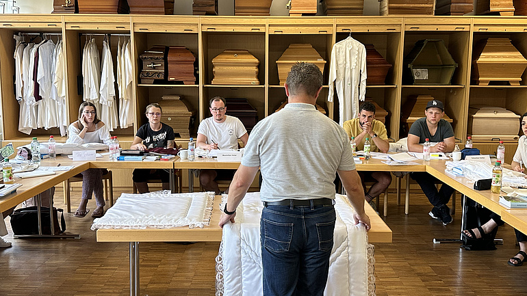 Bestattern werden Stoffe gezeigt