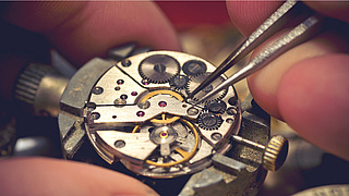 Uhrenmacher bei der Arbeit