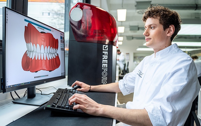Ein Zahntechnik arbeitet am Computer