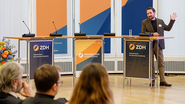 Vortrag „Der DNK als Ermöglicher des KMU-Moduls Handwerk“ von Florian Harrlandt (Leiter Grundsatzfragen Nachhaltigkeit, Deutscher Nachhaltigkeitskodex – DNK)