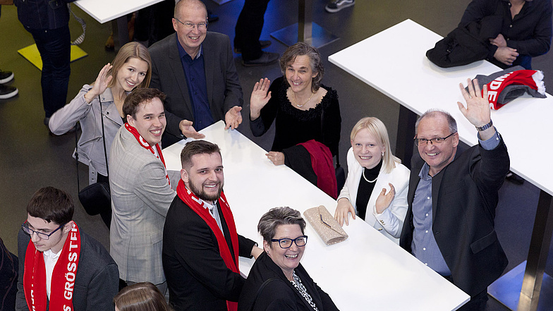 Foto der Teilnehmerinnen und Teilnehmer im Foyer. 