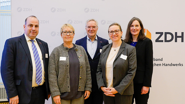 Panel der Podiumsdiskussion v.l.n.r.: Dr. Constantin Terton (Bereichsleiter Wirtschaftspolitik, Zentralverband des Deutschen Handwerks), Steffi Schönherr (Abteilungsleiterin Umwelt- und Technologie, HWK Chemnitz), Andreas Rönnau (Bereichsleiter Mittelstands- und Handwerkspolitik, HWK Hamburg), Dr. Kati Beiersdorf (Technical Director DRSC und Mitglied der EFRAG Sustainability Reporting Expert Group), Marlen Rürup (Stabsstelle Nachhaltigkeit DSGV - Deutscher Sparkassen- und Giroverband)