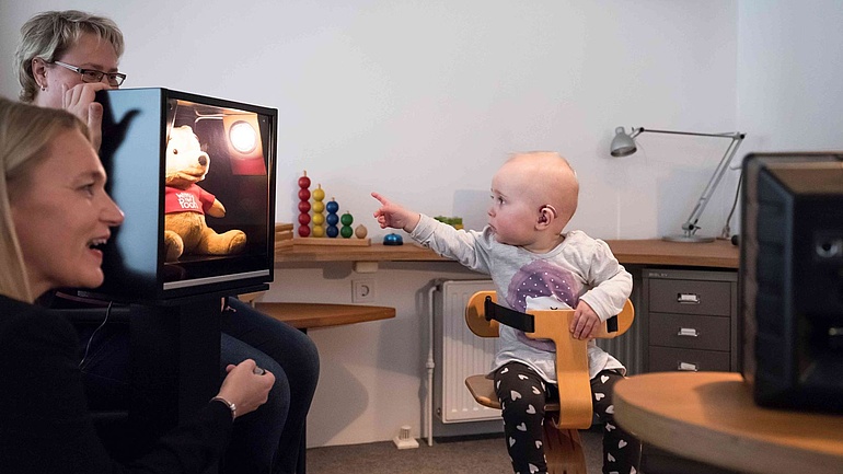 Ein Baby beim erfolgreichen Hörtest.