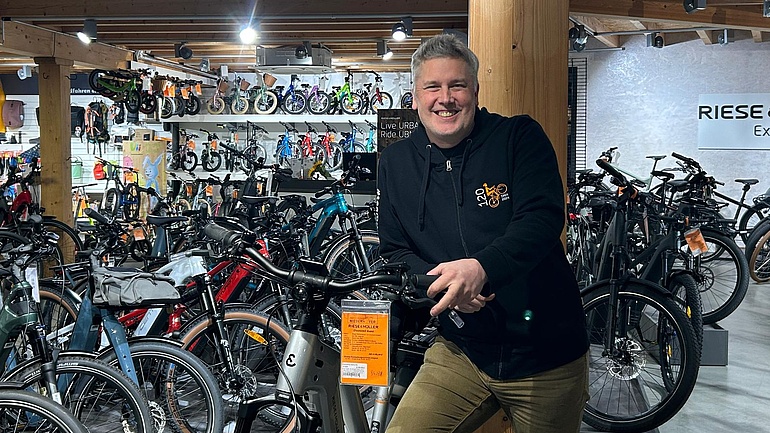 Klaus Schmitt, Inhaber des Traditionsunternehmen Zweiradradshop Niederhofer in seinem Betrieb
