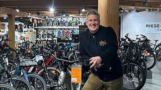 Klaus Schmitt, Inhaber des Traditionsunternehmen Zweiradradshop Niederhofer in seinem Betrieb