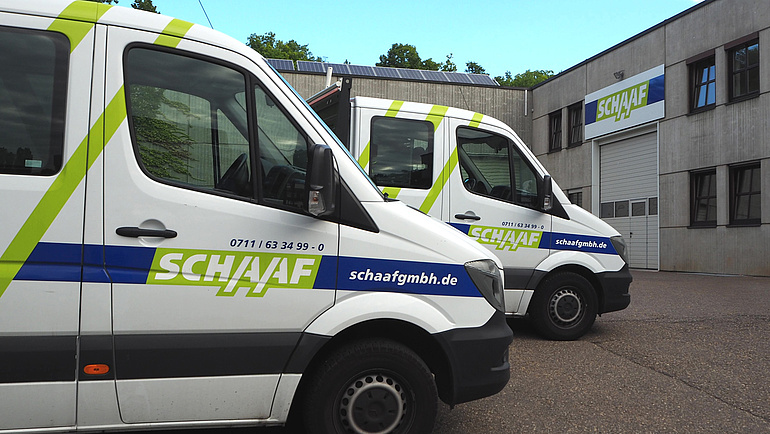 Transport der Firma Schaaf GmbH stehen in einem Hinterhof.