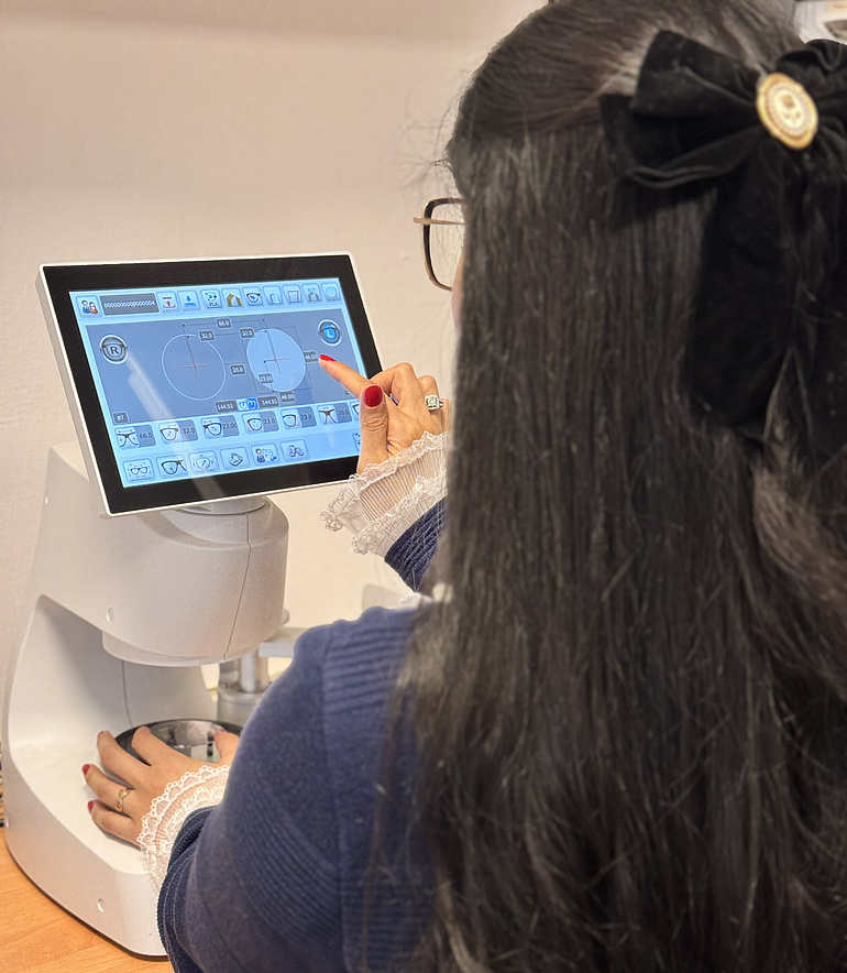 Die Digitalisierung hat den Beruf der Augenoptikerin in den vergangenen Jahren stark verändert. Die Technik ermöglicht präzisere Messungen und individuellere Anpassungen.