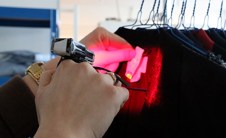 Jedes Wäschestück erhält einen Barcode oder RFID-Chip. Jedes Teil lässt sich so auf seinem Weg durch die Reinigung stets zuordnen.