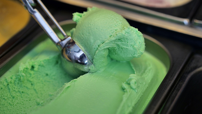 Nahaufnahme einer grünen Eissorte.