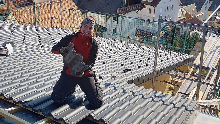 Bild von Jana Siedle bei der Arbeit auf dem Dach. 