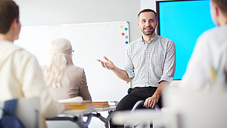 Ein Lehrer unterrichtet Berufsschüler.