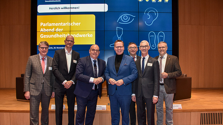 Dominik Kruchen (Präsident, VDZI), Alf Reuter (Präsident, BIV-OT), Prof. Dr. Edgar Franke MdB (Parlamentarischer Staatssekretär beim Bundesgesundheitsminister), Tino Sorge MdB (Gesundheitspolitischer Sprecher, CDU/CSU-Bundestagsfraktion), Christian Müller (Präsident, ZVA), Eberhard Schmidt (Präsident, biha), Jörg Dittrich (Präsident, ZDH)