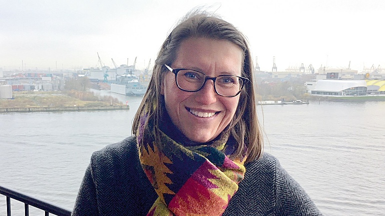 Karin Dröge, Klassenlehrerin an der berufllichen Schule für Fahrzeugtechnik in Hamburg, im Hintergrund der Hamburger Hafen