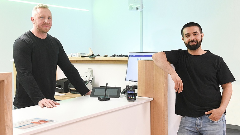 Die beiden Orthopädieschuhmacher und Unternehmer Patrick Berkel und Volkan Midik in ihrem Büro.